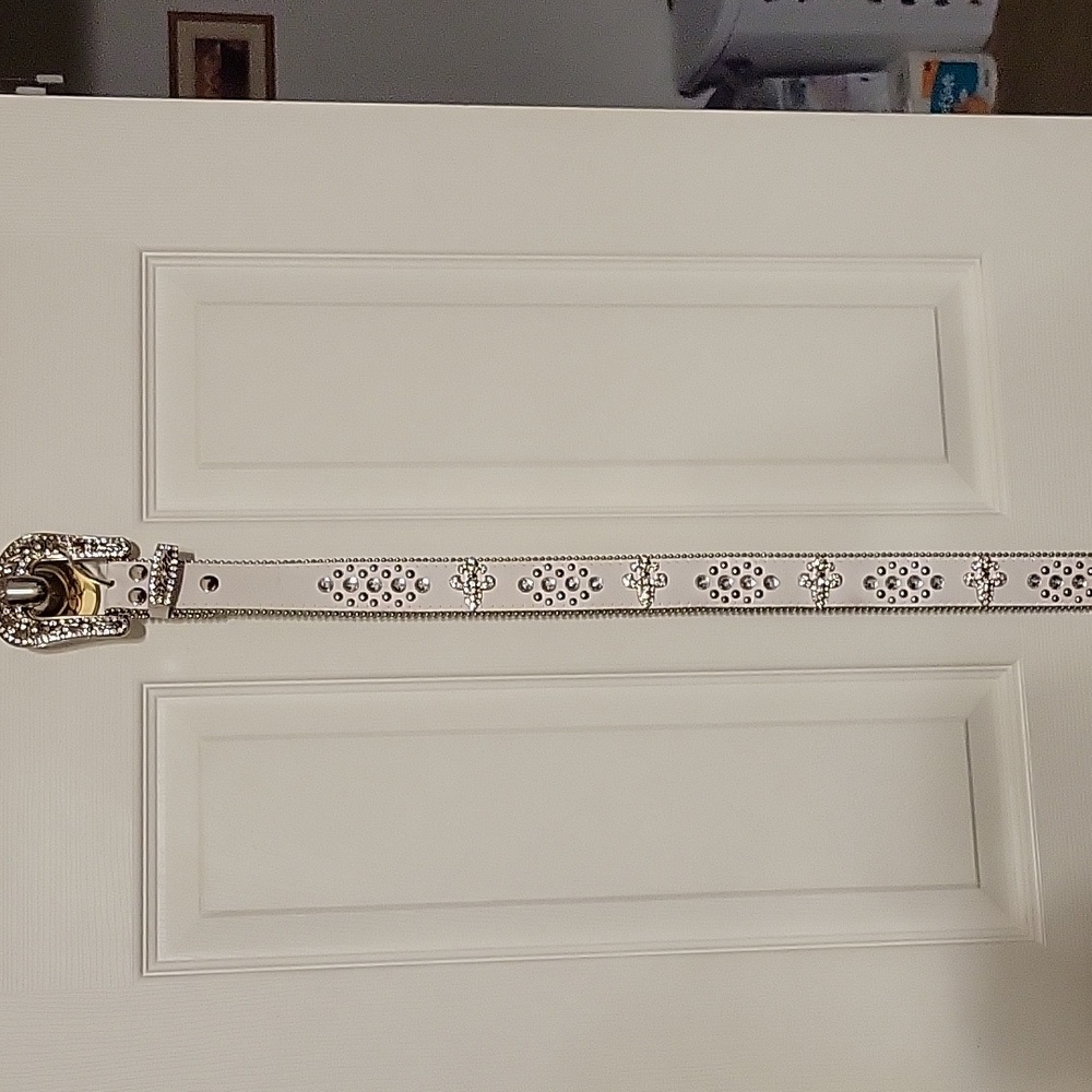 Women's white leather fleur-de-lis western belt.
